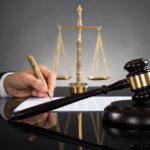 Adwokat to prawnik, którego zobowiązaniem jest konsulting wskazówek prawnej.